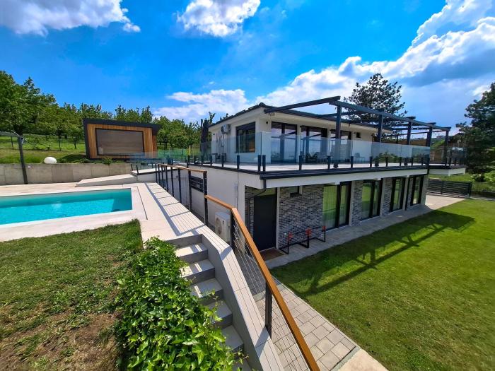 Villa Vida - Luxury Villa with Saltwater Pool and City View