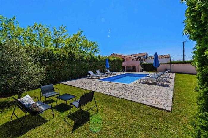 Traditional 2 floor holiday home in central Istria Muntrilj