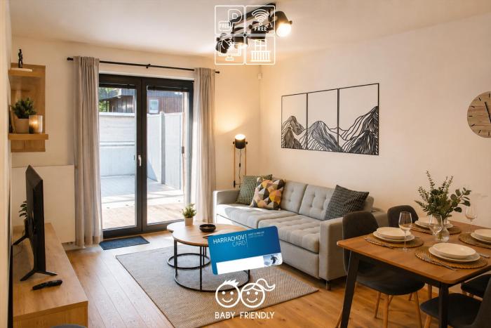 ENJOYHARRACHOV Atraktivní klidné studio 3 v centru Harrachova s parkováním, velkou terasou, Wifi-WLAN, SAT zdarma, možností dobíjení auta, výhledem do zahrady a na romantický kostelík jen 150m od lanovky
