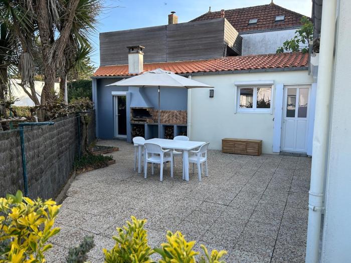 Maison trois pièces avec cour proche mer