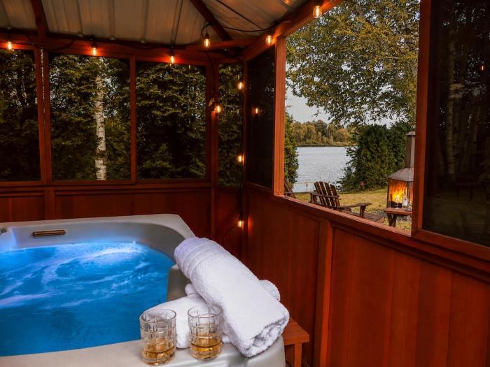 Chalet Havre lake view and access spa fireplace close to Lac Saint Jean