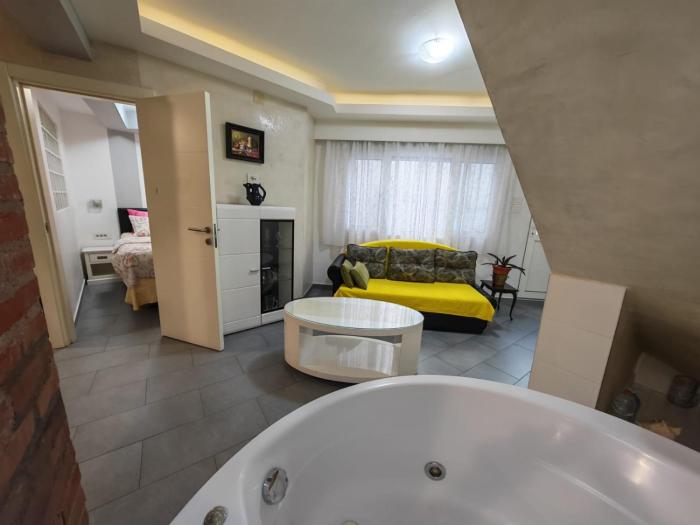 Andrea Luxury - Private Jacuzzi -City Center-PARKING -10 euro per day