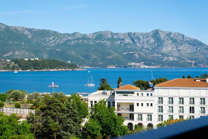 Central sea view new luxury apartment near the beach