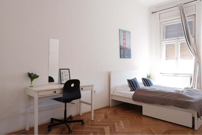 Designer 4BR 2 Baths Jewish Quarter Heart