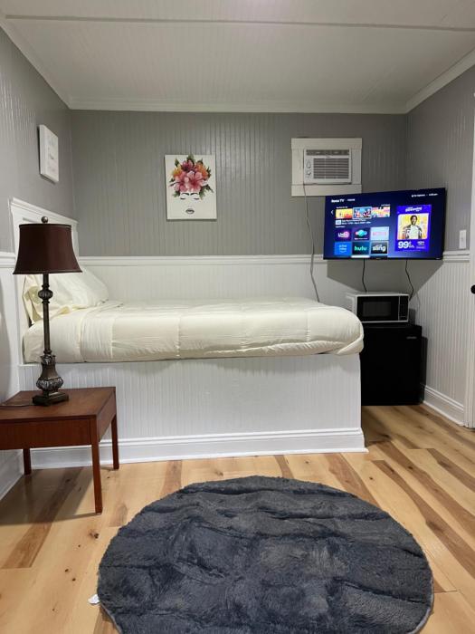 Brooklyns Cozy Apartment Pets Welcome Close to Airport