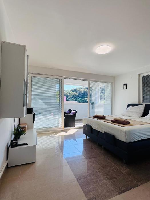 Three Queens Sunshine Apartment