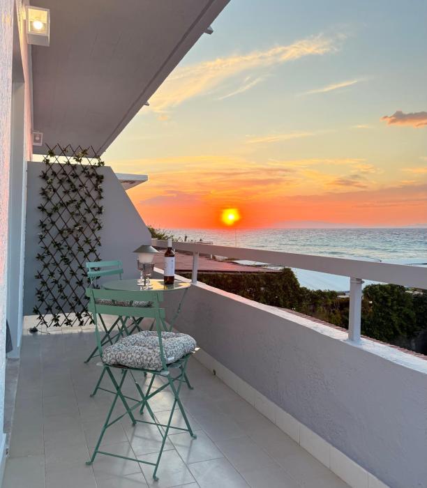 Beachfront Luxury Studio with Panoramic Sea View
