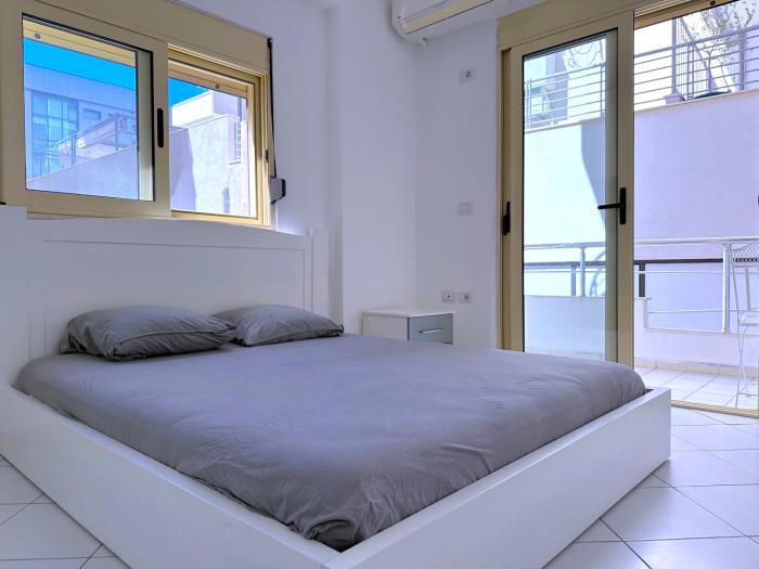 Neat and central, sleeps 6
