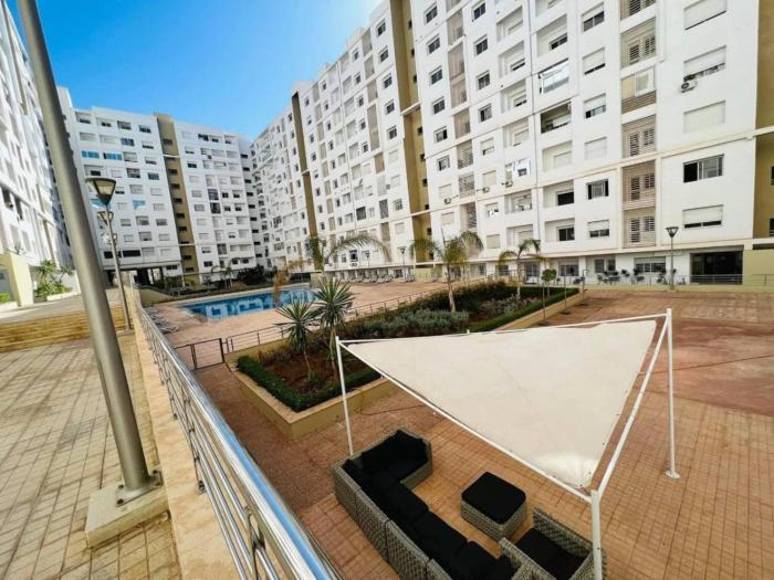 Wood-Finish Home Pool Premium Bedding Self-Check in 7 Min from Marina