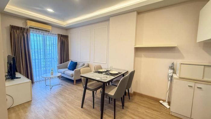 City Condo close to shopping malls