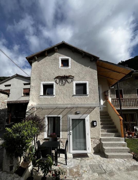 La Maggiolina, a rural cottage in a historic village