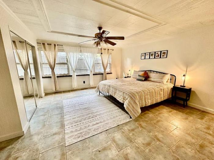 Newly Renovated Quiant 2-bed 2-bath Apt