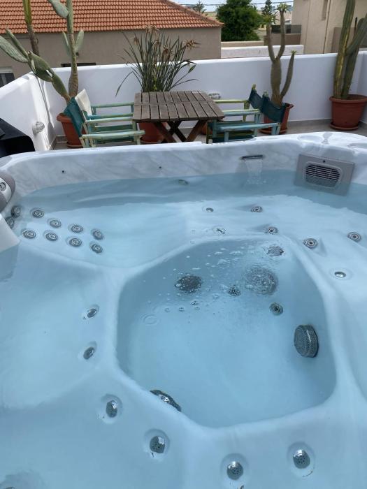 2-Bed Blue & White Apartment with Jacuzzi, BBQ, Garden, near Beach
