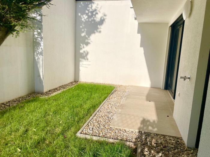 Modern Premium Apartment with Garden & Free Parking