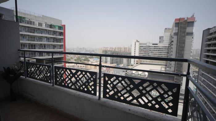 Arista Stays I Large Private Studio in Gaur City Center I Self Check-In I Near Noida Sector 62 & Delhi NCR