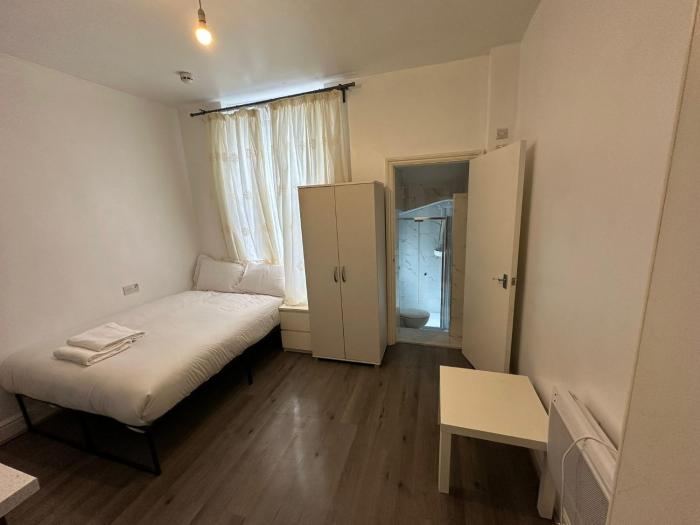 Spacious Studio on Wood Lane
