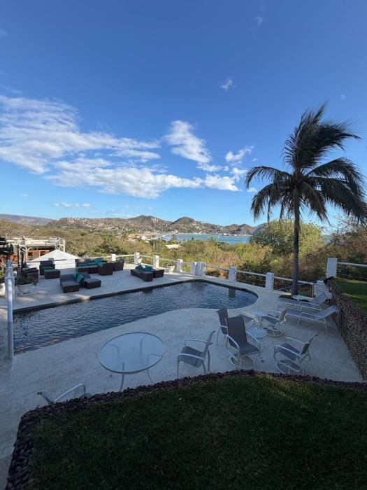 Private Pool Bay Views, Walk to Beach & Town
