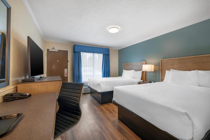 Econo Lodge Inn & Suites