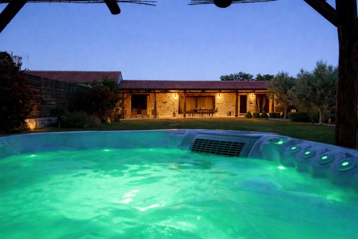 Holiday House with jacuzzi and sauna