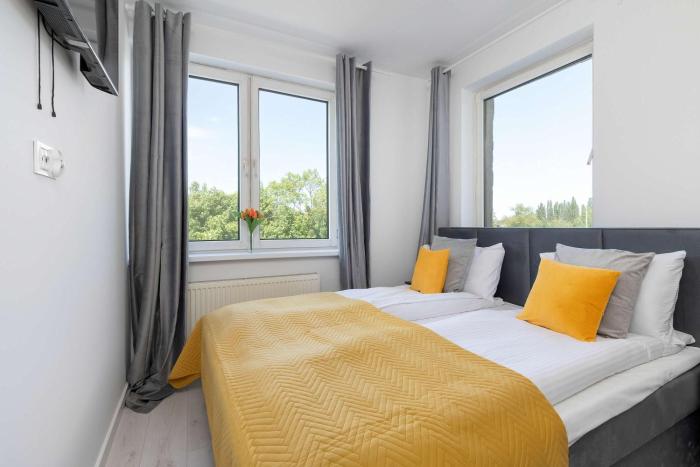 Cosy Apartment with a Balcony Close to the Old Town by Noclegi Renters