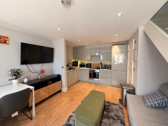 Charming Teddington Mews House, Central London