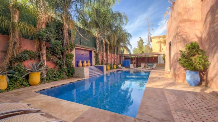 Villa with Pool & Gym