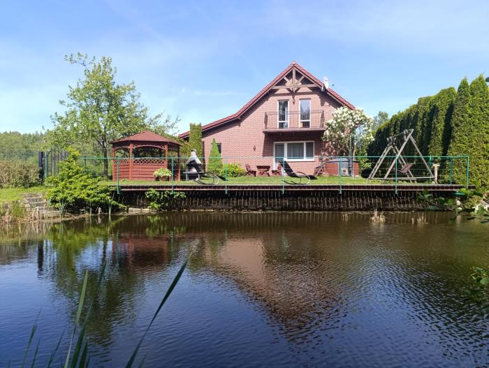 Domek nad stawem z balią i sauną