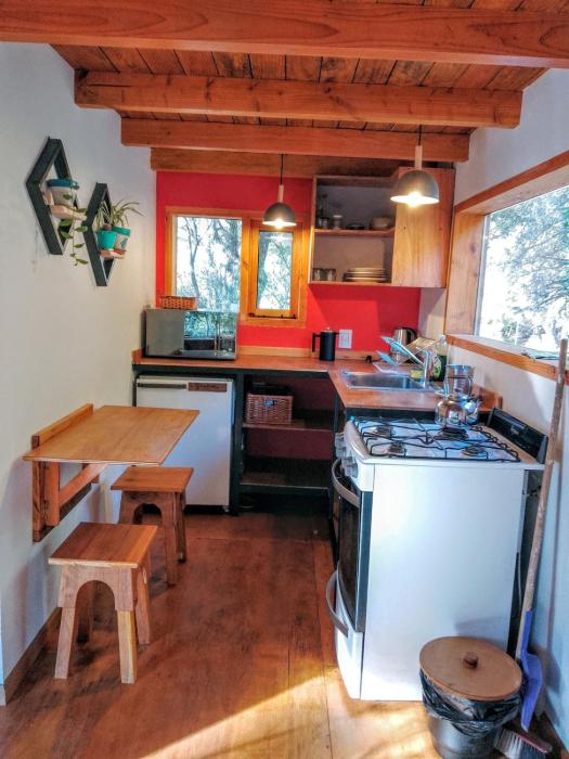 Casa para dos personas, rodeada de árboles