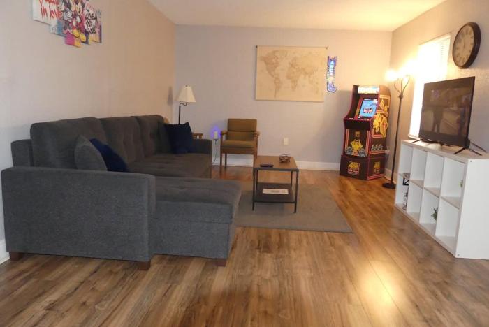 Beautiful 2-Bedroom Condo Near Universal and other Orlando Attractions, King Bed & Wi-Fi