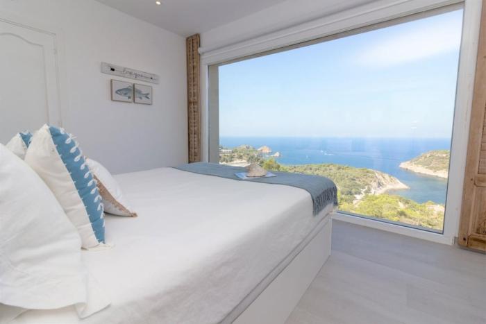 Stunning villa with panoramic ocean views