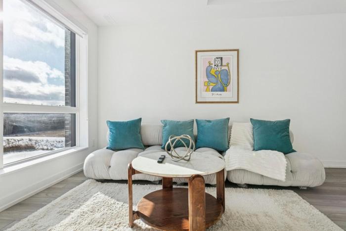 Home Richmond Hill 2 bed 2 bath Parking