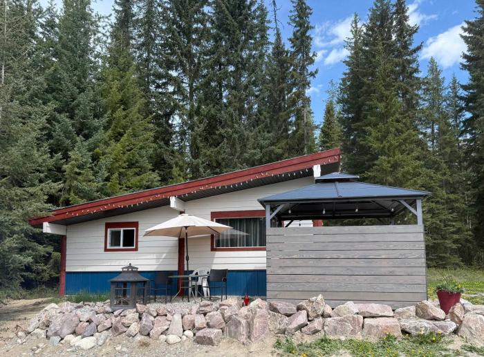 Pine Marten Wilderness Cabin - Hot Tub & Mountain Views