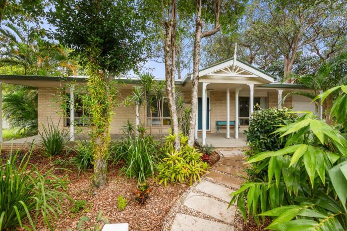 Sunrise on Byron - Spacious Pet Friendly Holiday Home Near Belongil Beach | Winter Escape Deal | Stay Longer & Save | 1 June – 31 August