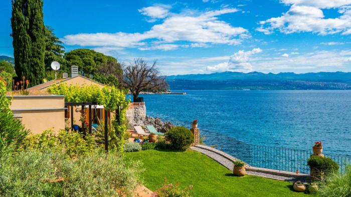 Villa Perfect house beachfront by Villas Guide
