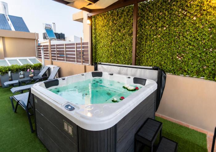 FEMS Luxury 3 Level Home with Private Jacuzzi