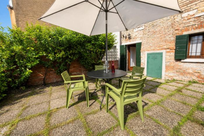 Rare private courtyard, very easy to reach