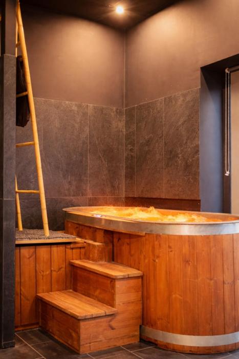 Suite premium Dark, Jacuzzi & Cinéma