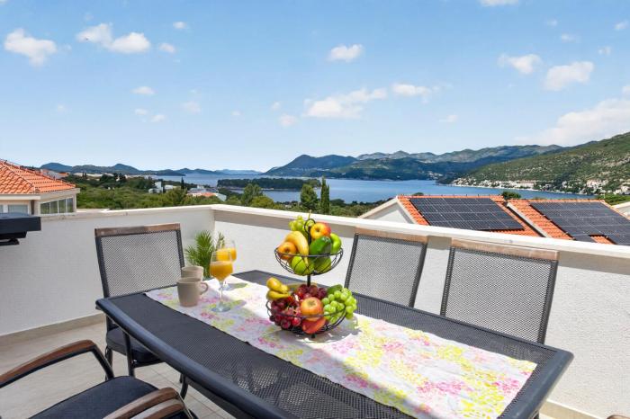 Spacious 4 bedroom apartment with sea view - free parking