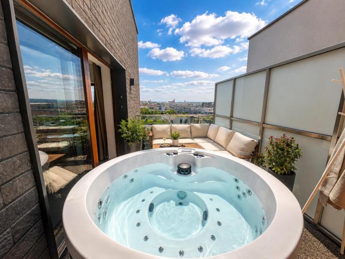SPECTACULAR VIEW 100sqm Penthouse in Krakow Old Town Private Jacuzzi Parking Garage AC