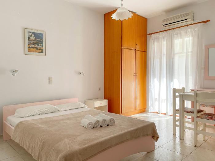 Galatas studio 3, ideal for solo travellers, 750m from the beach