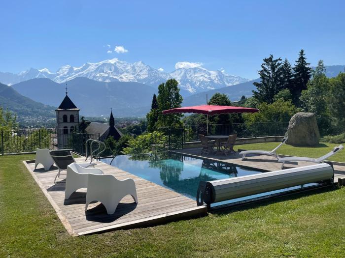 Un château face au Mont-Blanc
