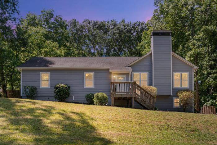 Modern 1 BR Basement Suite Near LakePoint and KSU