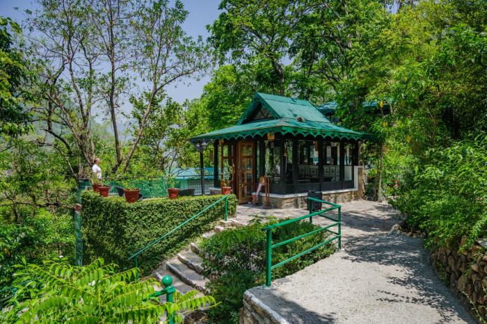 Neemranas Glasshouse on the Ganges