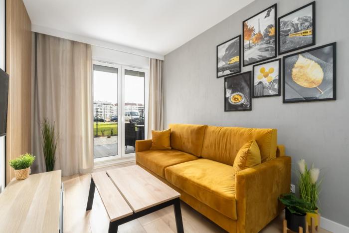 Comfortable Apartment with Parking & Garden by Noclegi Renters