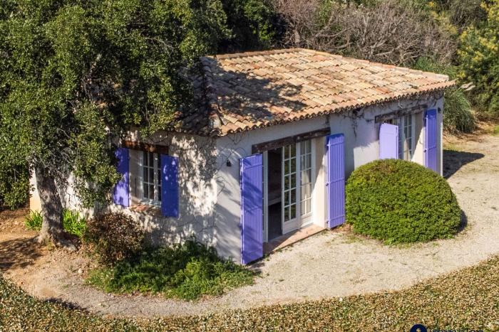 Air-conditioned villa with swimming pool