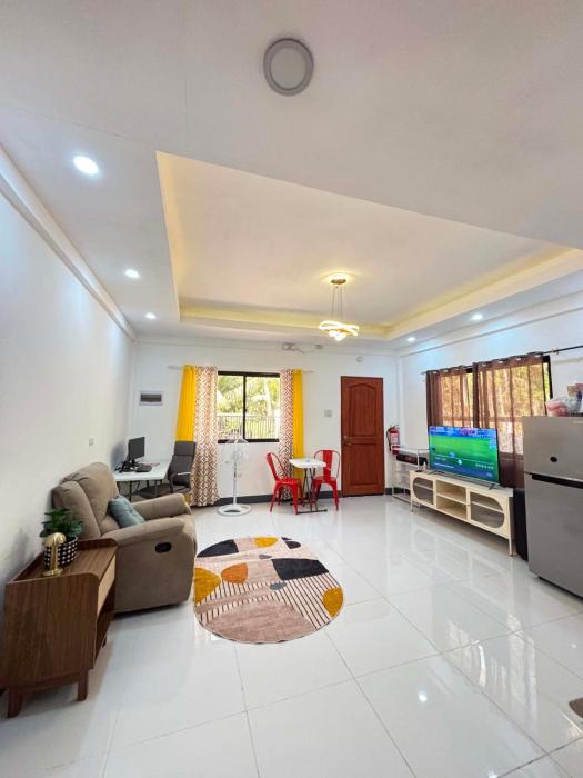 Apt with LUX Bathroom & Functional Workspace
