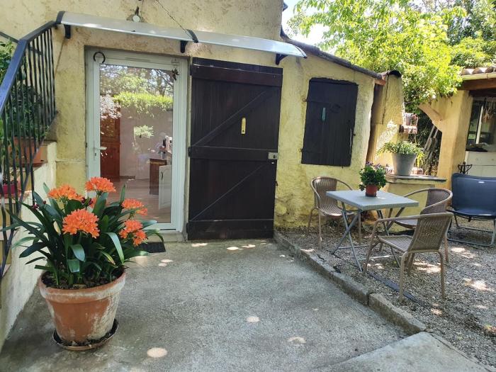 AUPS 43 m2 apartment Ground floor of villa