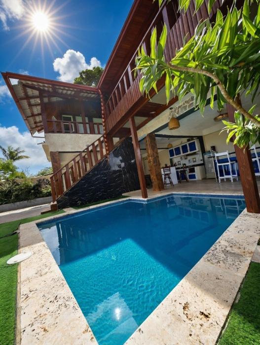 Villa con vista al mar y montanas