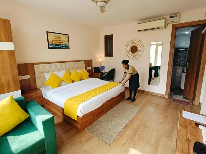 The Sandalwood Hotel I Sec-38 I Near Medanta Medicity Gurgaon