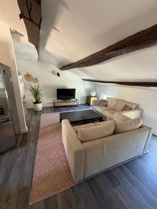 Charming 2BR in the heart of Tourrettes Parking